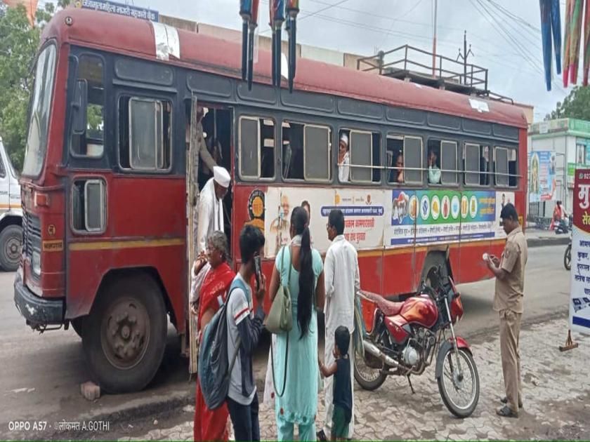 Brake failure of Khamgaon-Saptashrungi bus; Disaster was averted by the alertness of the driver-carrier | खामगाव-सप्तश्रुंगी बसचे ब्रेक निकामी; चालक-वाहकाच्या सतर्कतेने अनर्थ टळला