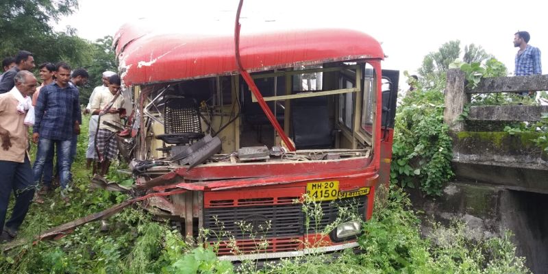 ST bus-truck strikes; 7 passengers injured | एसटी बस-टिप्परची धडक; ७ प्रवासी जखमी