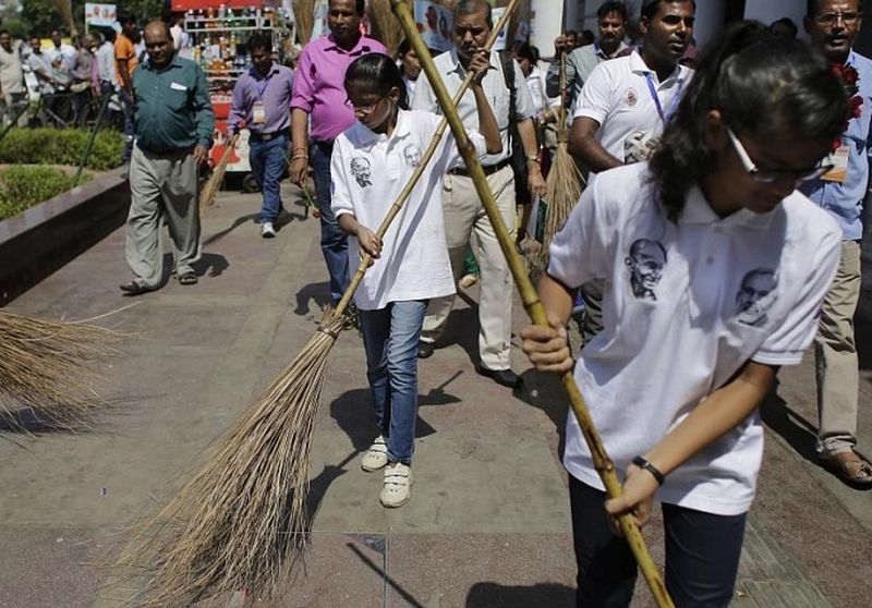 Cleaning Diwali activities to be implemented by students from house to house | विद्यार्थी घरोघरी राबवणार स्वच्छता दिवाळीचा उपक्रम