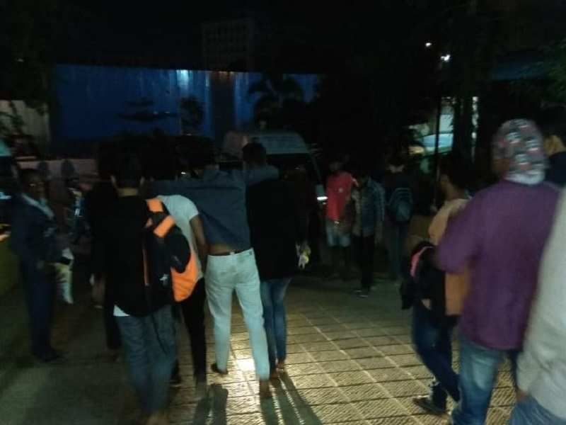 Stampede in Mithabai College, three students filed in ICU | मिठीबाई कॉलेजात चेंगराचेंगरी, मद्यधुंद तरुणांमुळे उडाला गोंधळ