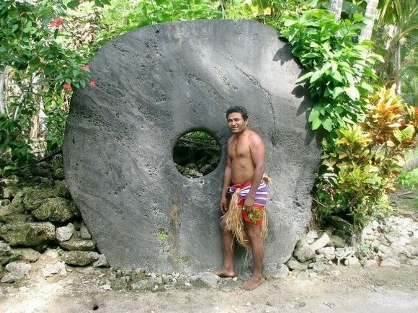 Yap island where stone coins are still used | बाबो! आजही 'या' ठिकाणी वापरली जाते दगडांची नाणी, जाणून घ्या कसा करतात व्यवहार...