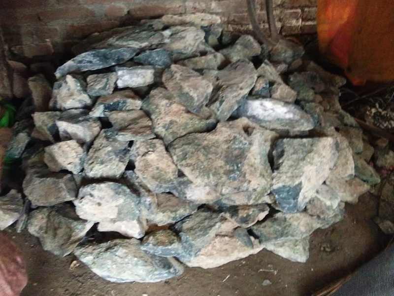 In Ambad taluka, two people were detained for collecting illegal mining minerals | अंबड तालुक्यात गौण खनिजाचे उत्खनन करणारे दोघे अटकेत 