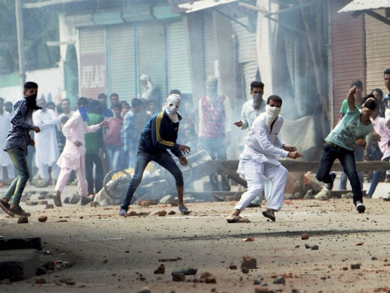 Strike of soldiers in Kashmir; 123 young people injured in the reply | काश्मीरमध्ये जवानांवर दगडफेक; प्रत्युत्तरात १२३ तरुण जखमी