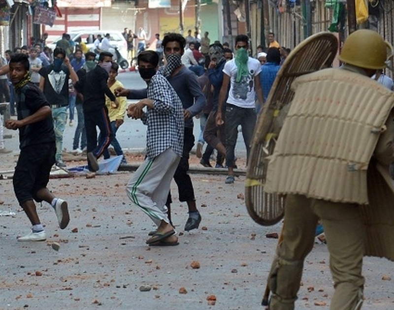 After the removal of section 370, a policeman was injured in Stone pelting and 100 were arrested in Kashmir | कलम 370 हटवल्यानंतर काश्मीरमध्ये दगडफेक, 1 पोलीस जखमी, 100 अटकेत