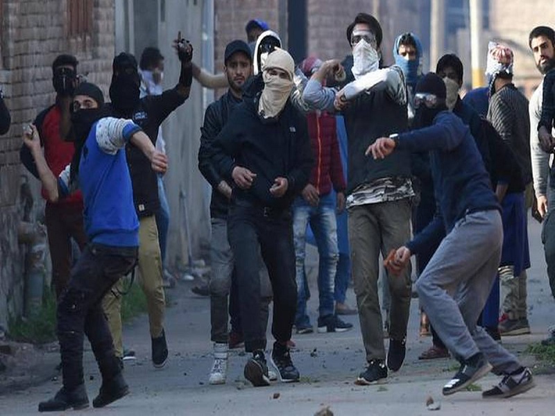 Jammu-Kashmir: Strict action against stone throwers; No government job, no passport verification | Jammu-Kashmir: दगडफेक करणाऱ्यांवर कठोर कारवाई; ना सरकारी नोकरी, ना पासपोर्ट व्हेरिफीकेशन