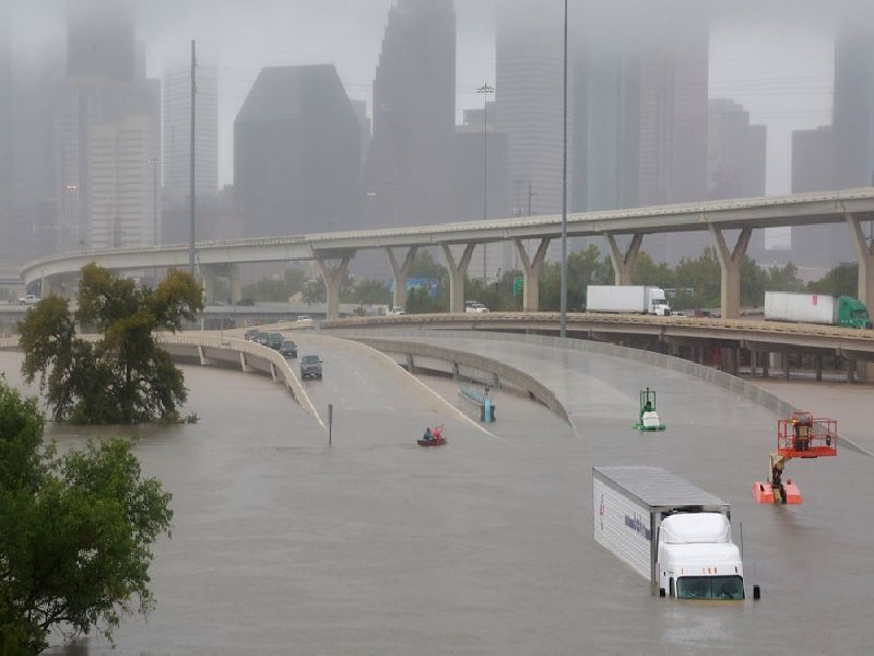 Hurley storms into Texas; The biggest storm in 13 years in America, five victims | हार्वे चक्रीवादळ टेक्सासमध्ये धडकले; अमेरिकेतील १३ वर्षांतील सर्वांत मोठे वादळ, पाच बळी