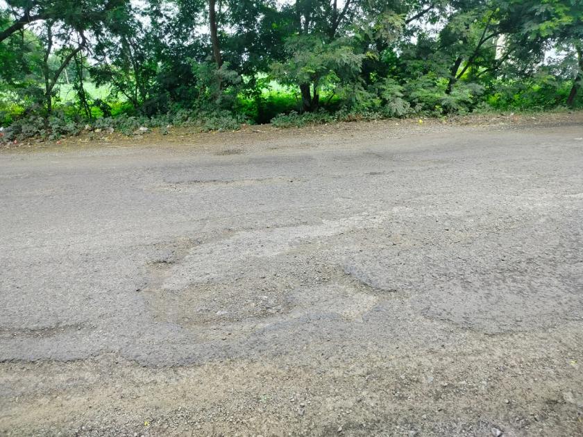potholes on National Highway passing through Chachur; Passengers' health is at risk due to dust | चाकूरातील राष्ट्रीय महामार्गाची चाळण; खड्ड्यांमुळे अपघात वाढले, धुळीमुळे आरोग्य धोक्यात आले