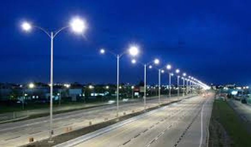 Street lights in Akola City switch off in night; on at day time | अकोला शहरातील पथदिवे दिवसा सुरू; रात्री बंद; मनपाचा कारभार ढेपाळला