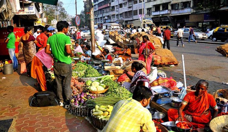 Re-survey of street vendors in Mumbai, decision in a meeting chaired by the Chief Minister | मुंबईतील फेरीवाल्यांचे पुन्हा हाेणार सर्वेक्षण, मुख्यमंत्र्यांच्या अध्यक्षतेखालील बैठकीत निर्णय
