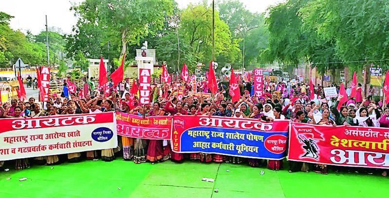 Second day strike: demonstrations against central workers' policies | दुसरा दिवस संपाचा : कामगारांची केंद्राच्या धोरणाविरोधात निदर्शने