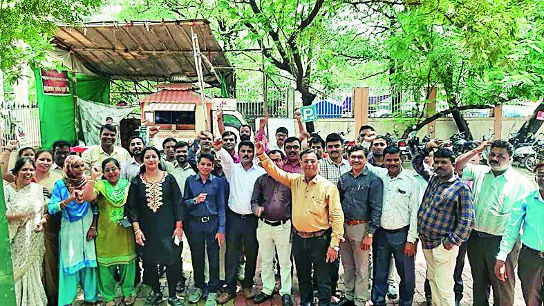 Revenue employee's indefinite strike in Nagpur | नागपुरात महसूल कर्मचाऱ्यांचा बेमुदत संप : जिल्हाधिकारी कार्यालयातील कामे ठप्प