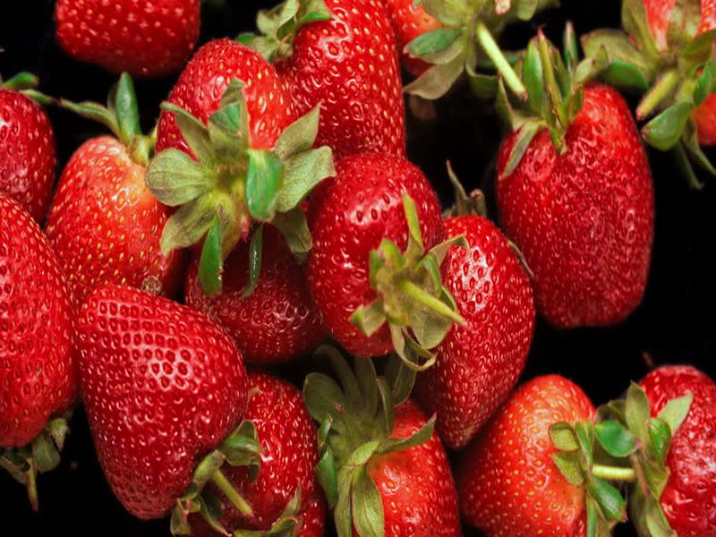 use strawberry in your beauty routin | आरोग्यासोबतच त्वचेचा रंग उजळवण्यासाठीही स्ट्रॉबेरी ठरते फायदेशीर!