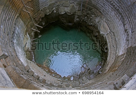 Due to the removal of water in the well, due to falling in the well, the death of the farmer | पाणी काढताना तोल जावून विहिरीत पडल्याने शेतकºयाचा मृत्यू