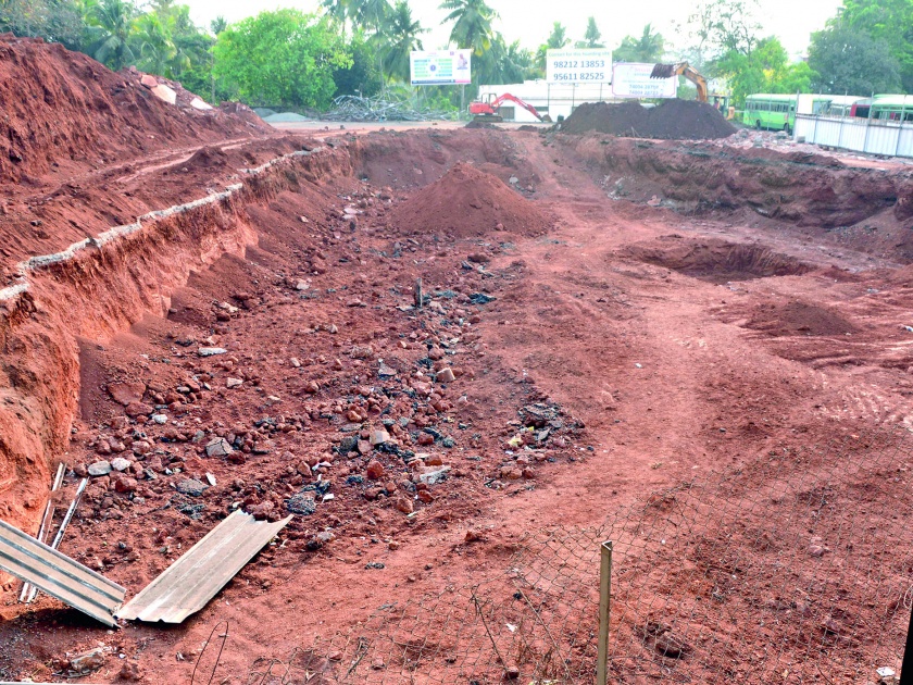 Ratnagiri Nutan Bus Station works :- If there is no stone, more digging will be required | रत्नागिरी बसस्थानकाचे काम रेंगाळले-: दगड न लागल्याने खोदाई सुरू