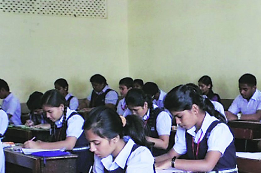 The number of Marathi schools declining due to Englishization with migration | स्थलांतरासह इंग्रजीकरणामुळे घटतेय मराठी शाळांतील पटसंख्या; सर्वेक्षणातून झालं उघड