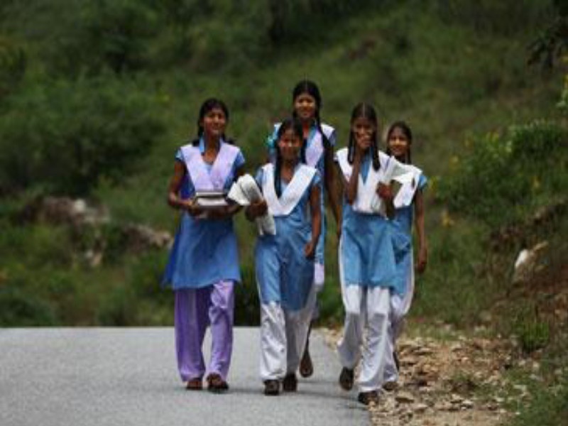 Free st bus services to girls still XII | एसटी बसमधून बारावीपर्यंत मुलींना मोफत प्रवास 