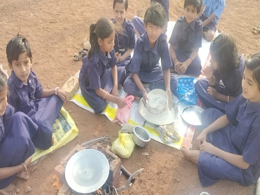 The students set up a hearth in the school and baked bread; A unique initiative in a Zilla Parishad school in Salamalgewadi sangli | Sangli: चिमुकल्यांनी शाळेतच चूल मांडली अन् केल्या भाकरी; साळमळगेवाडीतील जिल्हा परिषदेच्या शाळेतील अनोखा उपक्रम