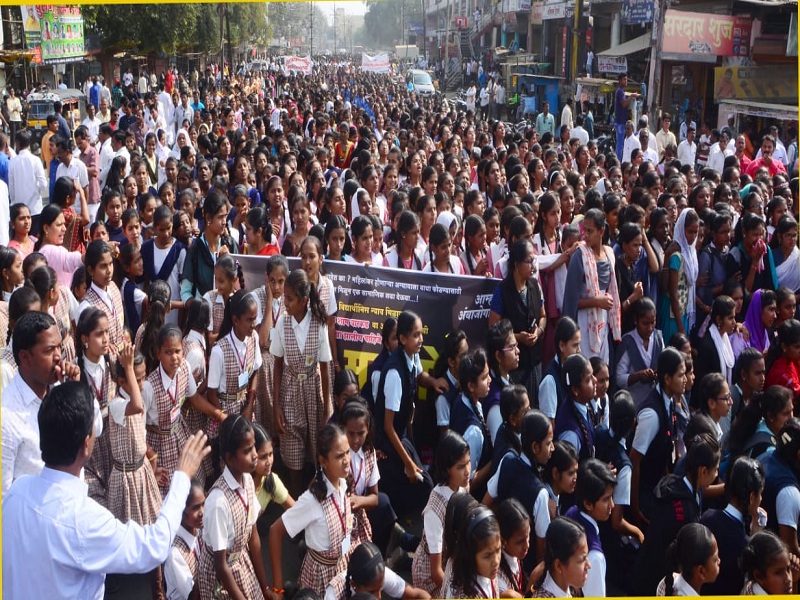 A protest march in Ambajogai to against schoolgirl rape | शाळकरी मुलीवर अत्याचाराच्या निषेधार्थ अंबाजोगाईत मोर्चा