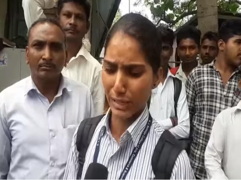 Shocking incident of Kopargaon; A college student tried to get off the bus | Video : कोपरगावातील धक्कादायक प्रकार; महाविद्यालयीन युवतीला बसमधून उतरविण्याचा प्रयत्न 