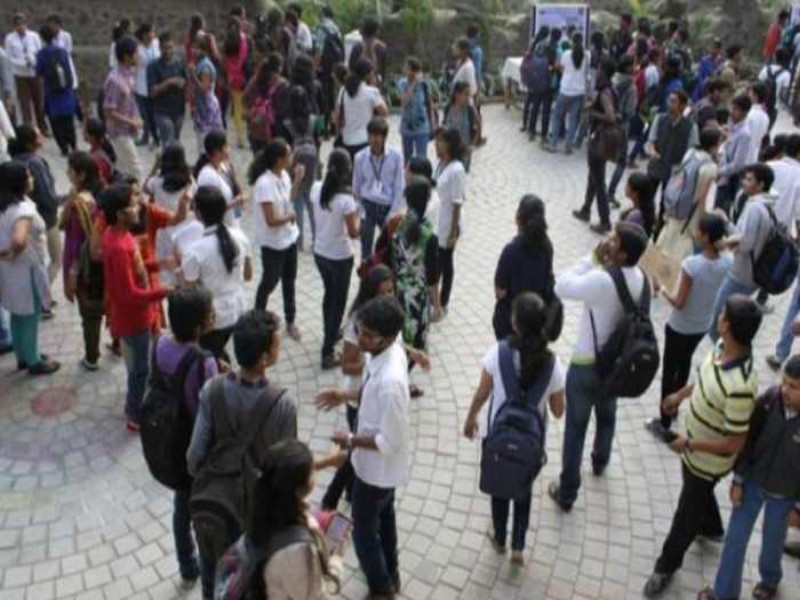 Students of the fifth year are eligible for the election | पंचविशीच्या आतील विद्यार्थीच निवडणुकीस पात्र          