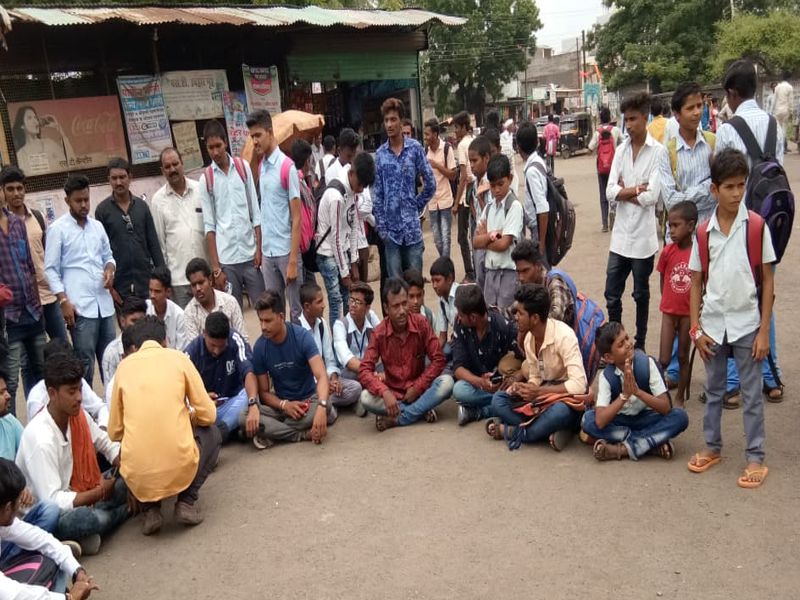 Students' agitation for not getting ST passes | एस.टी.च्या पासेस् मिळत नसल्याने मुक्ताईनगरला विद्यार्थ्यांचे आंदोलन