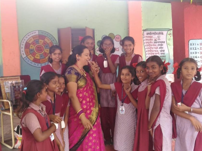 Zilla Parishad teacher felicitation by students! | जिल्हा परिषद शाळेत विद्यार्थींनीकडून शिक्षिकेचा ‘आदर्श’ सत्कार!