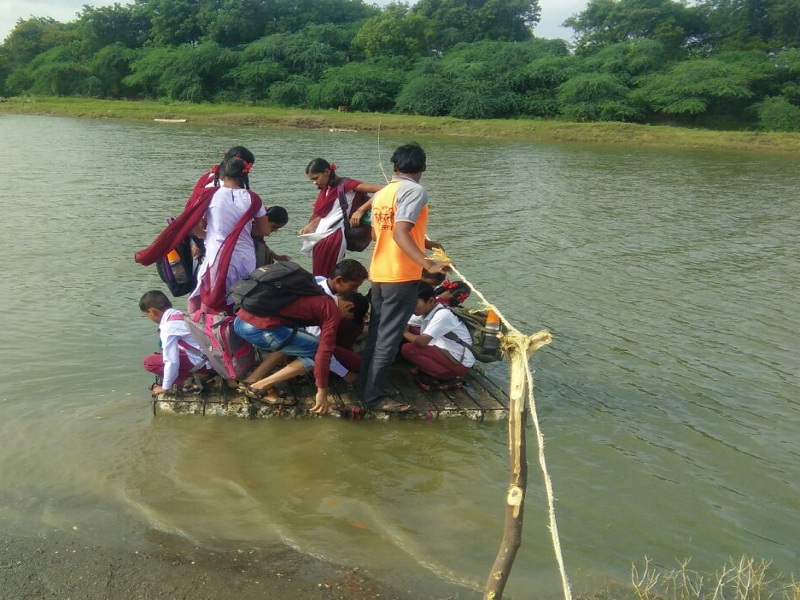 Thermakola boats support their education; Fatal travel of students from Godavari Patra in Pathri taluka | थर्माकोलची होडीच त्यांच्या शिक्षणासाठी आधार; पाथरी तालुक्यात गोदावरी पात्रातून विद्यार्थ्यांचा जीवघेणा प्रवास
