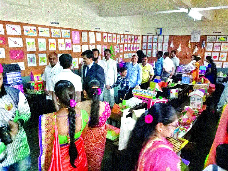 Students participate in the exhibition | प्रदर्शनात विद्यार्थ्यांचा मोठा सहभाग