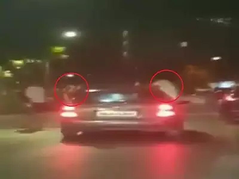 Three persons perform stunts by bending out of the windows of a moving car on Carter Road. Case registered. | VIDEO : धावत्या कारमधून तरुणांची स्टंटबाजी; पोलिसांकडून कारवाई 