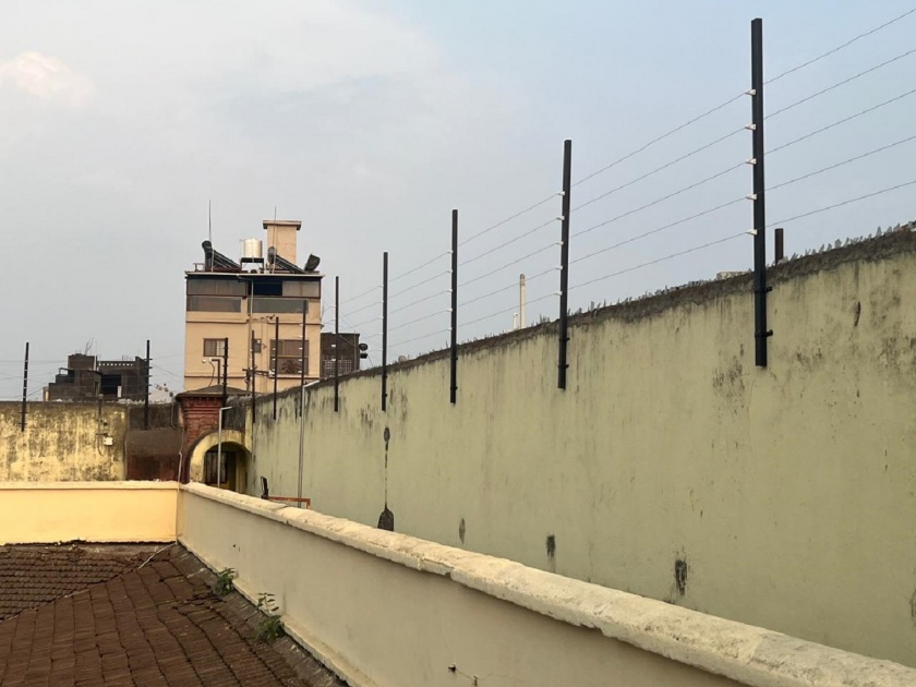 To prevent the prisoners from escaping Electric fencing on security wall of subjail in Kolhapur | कोल्हापुरातील सबजेलच्या भिंतीवर 'इलेक्ट्रिक फेन्सिंग'