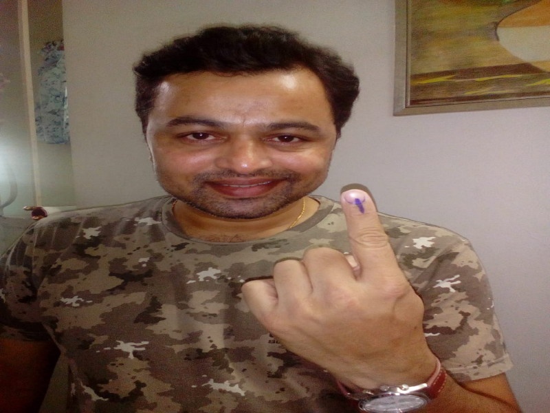 Pune Lok Sabha elections: national duty of voting completed by artists and political personIn Pune | पुणे लोकसभा निवडणूक : पुण्यात कलाकार व राजकीय मंडळीेनी मतदान करत बजावले राष्ट्रीय कर्तव्य 