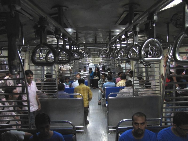 interesting facts about mumbai local | मुंबईच्या लोकलमधले गंमतीदार फॅक्ट्स