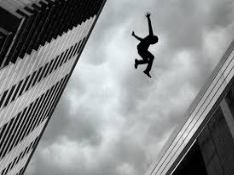 patient's Suicide by jumping on hospital building in a pimpri | पिंपरीत रुग्णाची इमारतीवरून उडी मारून आत्महत्या