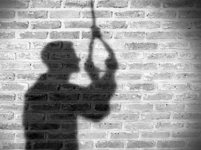 The innkeeper was hanged by a criminal; The video of the police hanging out after being harassed goes viral | सराईत गुन्हेगाराने लावला गळफास; पोलीसाच्या त्रासाला कंटाळून फाशी घेत असल्याचा व्हिडिओ व्हायरल