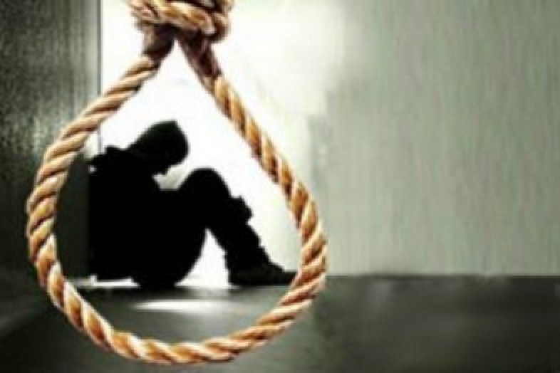 Shocking! 13-year-old boy commits suicide by hanging | धक्कादायक! १३ वर्षीय मुलाने गळफास लावून केली आत्महत्या