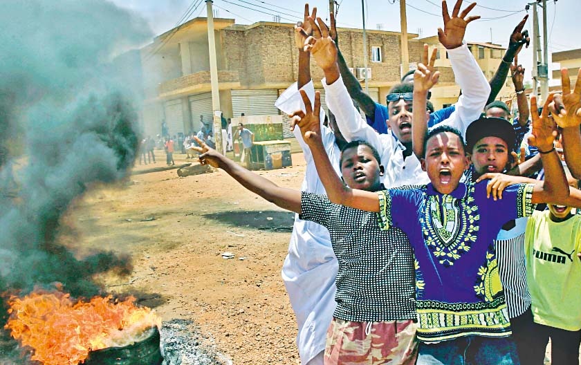 Sudan fights for Democratic Rights | लोकशाही हक्कांसाठी सुदानचा एल्गार