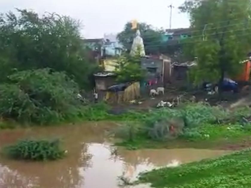 Sudden flooding of the river; Many villages were flooded | पेढी नदीला अचानक पुर; अनेक गावांना पुराचा वेढा