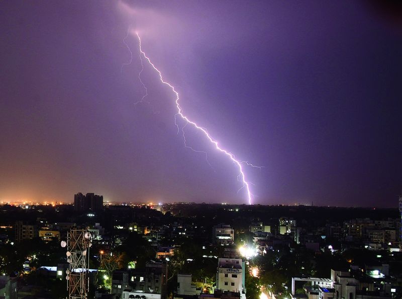 Corona panic continue still presence of rain in Nagpur | नागपुरात  कोरोनाची दहशत; त्यात पावसाची हजेरी 
