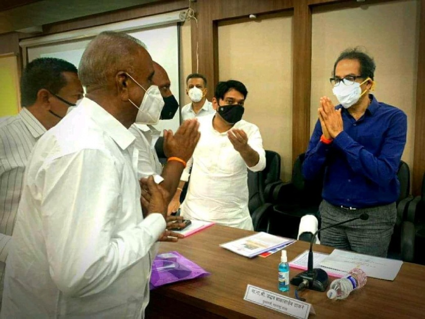 Flood: CM Uddhav Thackeray got up from his chair and joined hands; Photo goes viral on social media | ...अन् मुख्यमंत्री उद्धव ठाकरे खुर्चीतून उठून हात जोडून उभे राहिले; सोशल मीडियात फोटो व्हायरल