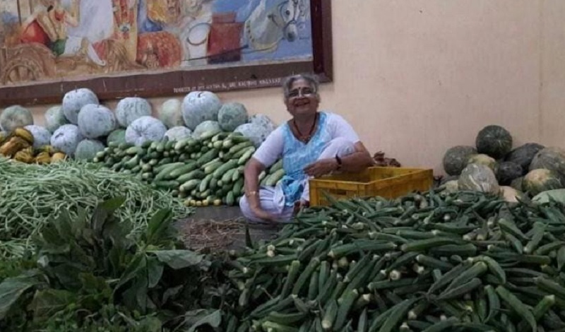 Sudha Murthy herself when she runs a vegetable 'shop' ... | खुद्द सुधा मूर्ती जेव्हा भाजीचे ‘दुकान’ लावतात...