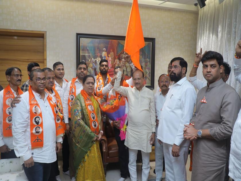 Uddhav Sena's sub-district head and former corporator joins Shiv Sena presence of Eknath Shinde and Shrikant Shinde | उद्धव सेनेचे उपजिल्हाप्रमुख आणि माजी नगरसेविकेचा शिवसेनेत प्रवेश