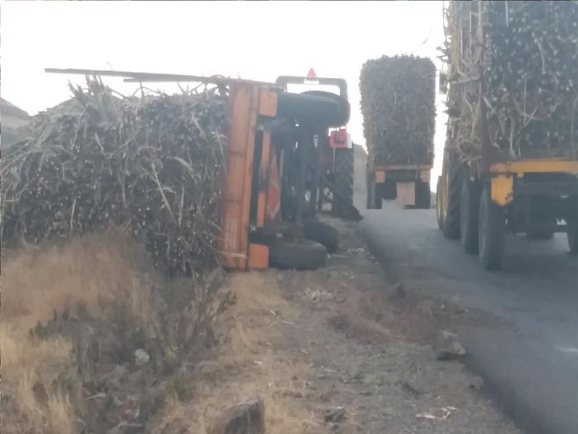 Farmers are worried as many trolleys are overturning while carrying sugarcane | ऊसवाहतुकीची डोकेदुखी, ट्रॉली पलटी होण्याचे प्रमाण वाढल्याने शेतकरी चिंतेत