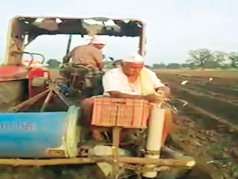Grassroot Innovator: The innovative farmer has made sugarcane plantation equipment only one thousand and five hundred rupees | ग्रासरूट इनोव्हेटर : कल्पक शेतकऱ्याने अवघ्या दीड हजारात बनले ऊस लागवड यंत्र