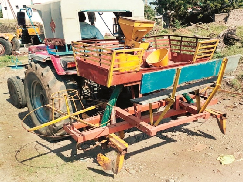 Grassroot Innovator: A Class X passed farmer developed 'Made In Kunbhari' Sugarcane Planting Equipment from scrap | ग्रासरूट इनोव्हेटर : दहावी पास शेतकऱ्याने भंगारातून विकसित केले 'मेड इन कुंभारी' ऊस लागवड यंत्र
