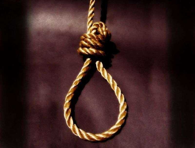Shocking: Minor sisters committed suicide by hanging | धक्कादायक...अल्पवयीन बहिणींनी गळफास घेऊन केली आत्महत्या 
