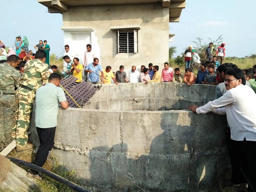 A young boy with his parents jumps into the well and commits suicide in Gadchiroli | मुलगी प्रियकरासोबत गेल्याच्या धक्क्यातून आई-वडिलांसह भावाची आत्महत्या