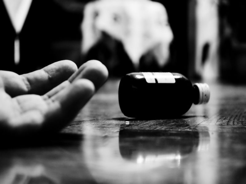 Suicide by a teenager in Mahejeej | माहेजी येथील तरुणाची विष प्राशन करुन आत्महत्या