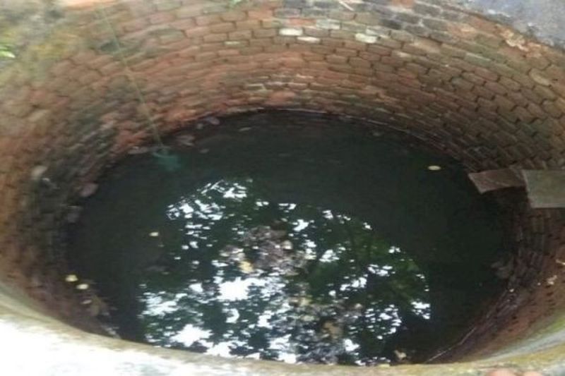 Mother commit suicide by jumping into a well with her daughter | तीन वर्षाच्या मुलीसह महिलेने केली आत्महत्या