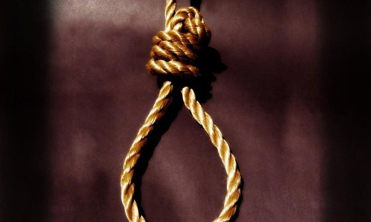 51-year-old woman aggrieved by treason for Sheja | शेजा-यांच्या त्रासाला वैतागून ५१ वर्षीय महिलेने आंब्याच्या झाडाला गळफास घेऊन केली आत्महत्या