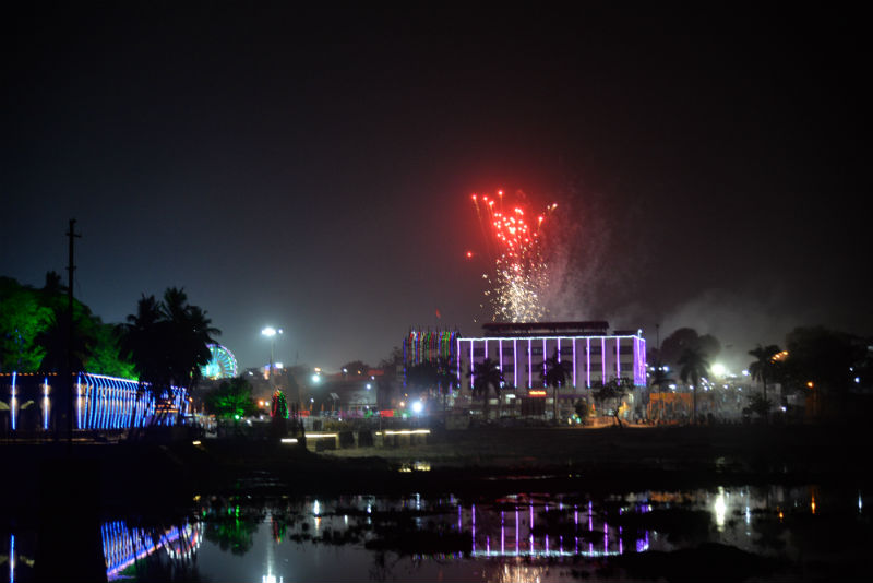 Shambhimar Darukam from Siddheshwar Yatra of Solapur, Saptarangi fireworks in the sky, Message given by Smart City | ​​​​​​​शोभेच्या दारुकामाने सोलापूरच्या सिध्देश्वर यात्रेची सांगता, आकाशात सप्तरंगी आतषबाजी, स्मार्ट सिटीचा दिला संदेश 